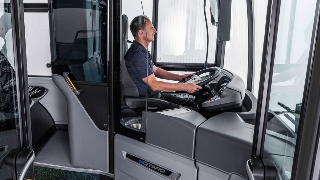 ecitaro_content-comfort-driver-windows-climate-control-02.jpg ecitaro_content-comfort-driver-windows-climate-control-02.jpg